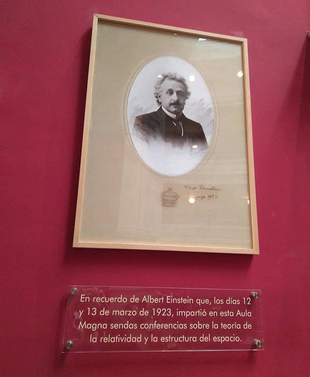 En el Aula Magna del Paraninfo de la Universidad de Zaragoza se conserva una placa que recuerda la visita del físico alemán Albert Einstein en 1923