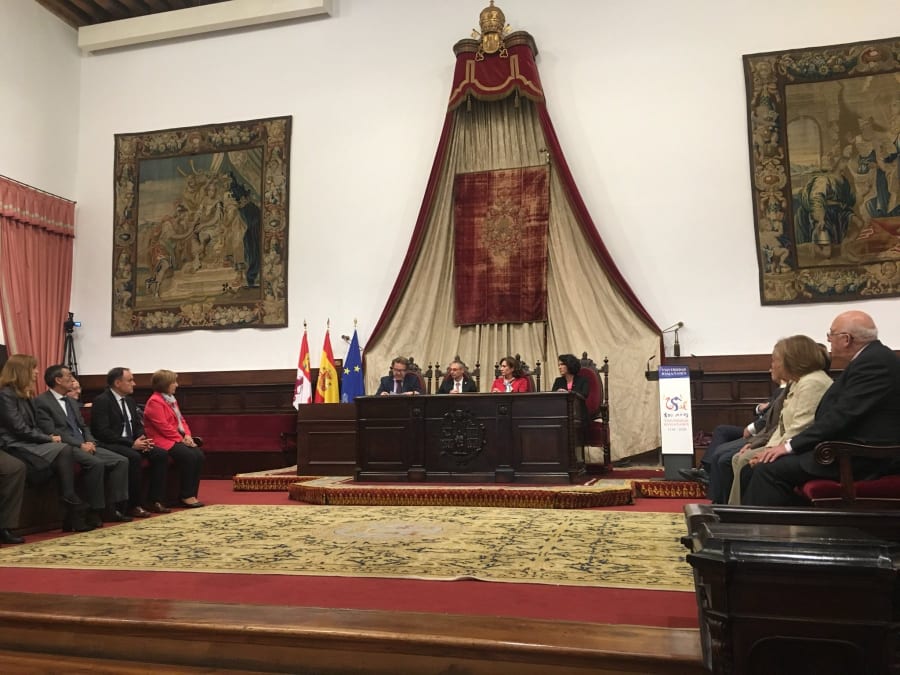 Ceremonia de entrega de diplomas en el Paraninfo de la Universidad de Salamanca, con representantes de la UNESCO y autoridades presentes, celebrando la inscripción del Legado Cajal en la Memoria del Mundo.