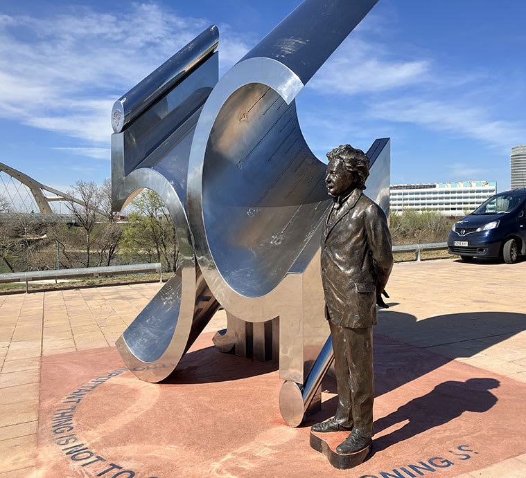 En el exterior del Pabellón Puente, en Zaragoza, se encuentra un memorial que recuerda el centenario de la visita de Albert Einstein a la ciudad