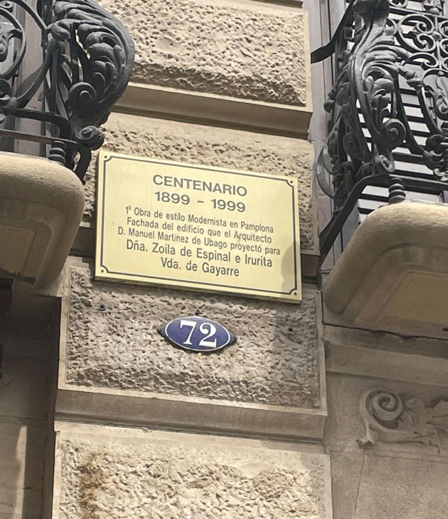 edificio proyectado por el arquitecto Manuel Martínez de Ubago para "Dña. Zoila de Espinal e Irurita Vda. de Gayarre", madre de Miguel