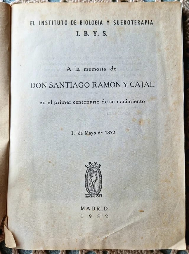 Portada de un libro publicado por el Instituto de Biología y Sueroterapia (I.B.Y.S.) en 1952, en homenaje a Santiago Ramón y Cajal, con texto que menciona la fecha del primer centenario de su nacimiento.