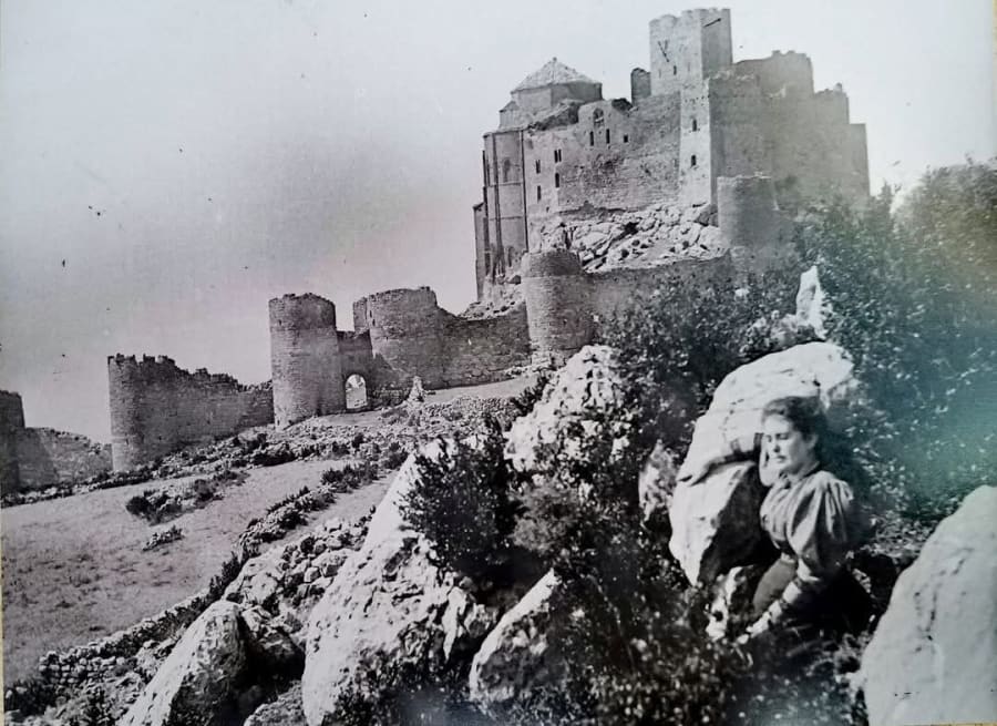 Esta fotografía se toma en el año 1883, hace 142 años, Silveria Fañanás García tiene 29 años y va de excursión con su familia al Castillo románico de Loarre en la provincia de Huesca.