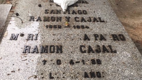 Tumba de Santiago Ramón y Cajal en el Cementerio de Nuestra Señora de la Almudena, Madrid, con inscripciones visibles en la lápida.