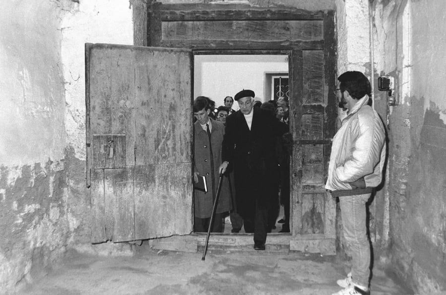 Severo Ochoa y Francisco Grande Covián visitan la casa de Santiago Ramón y Cajal, entrada con una puerta de madera antigua.