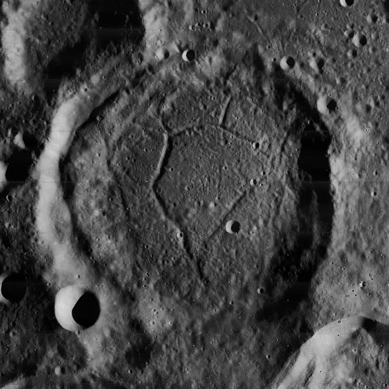 Fig. 1: Cráter Balboa (Luna). Imagen: Lunar Orbiter 4. Créditos: NASA.