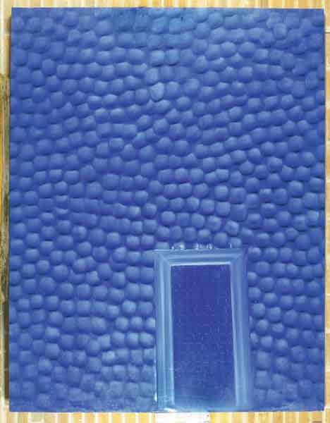 Pintura abstracta en tonos azules, con una superficie texturizada compuesta por formas redondeadas, que crea una sensación de profundidad y movimiento.