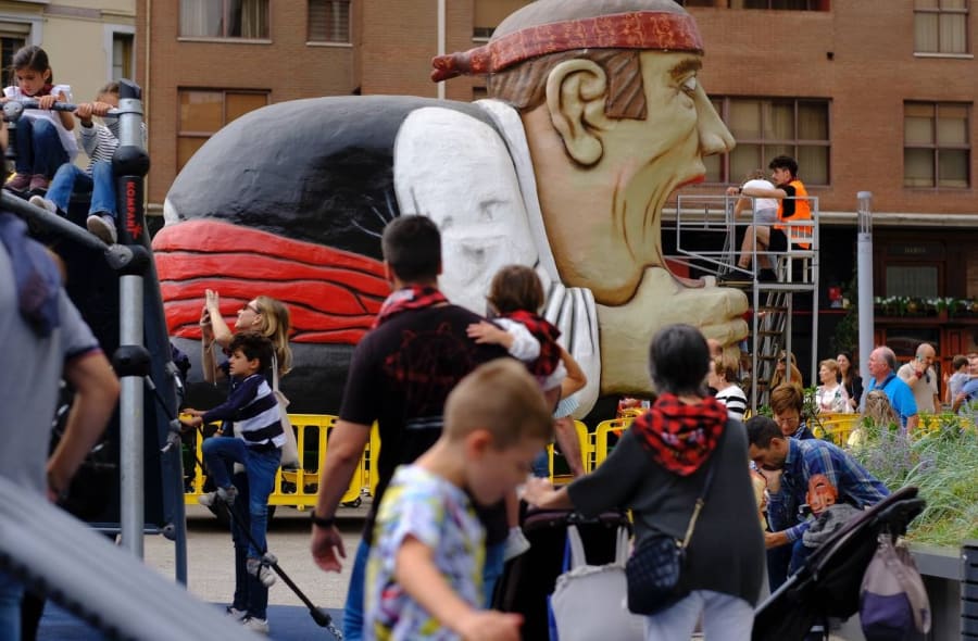 El tragachicos está considerado como uno de los actos más bonitos de todas las fiestas y más antiguo que la Ofrenda de Flores, ya que su origen se remonta a 1949. Más información.