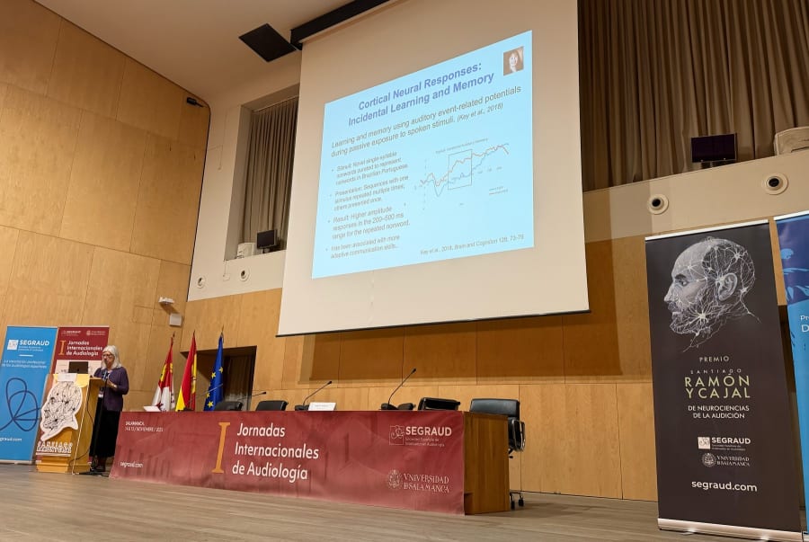 Conferencia inaugural en las I Jornadas Internacionales de Audiología en Salamanca, donde se presenta información sobre respuestas neuronales en relación con el aprendizaje auditivo y la memoria.