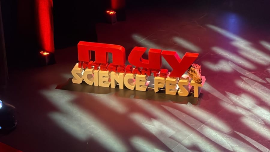 Escenario del MUY Science Fest 2025 en el Teatro Liceo de Salamanca, con un gran cartel que dice