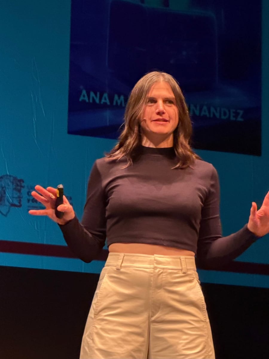 Presentadora Ana Martín Fernández en el escenario durante el MUY Science Fest 2025, con una diapositiva de fondo.