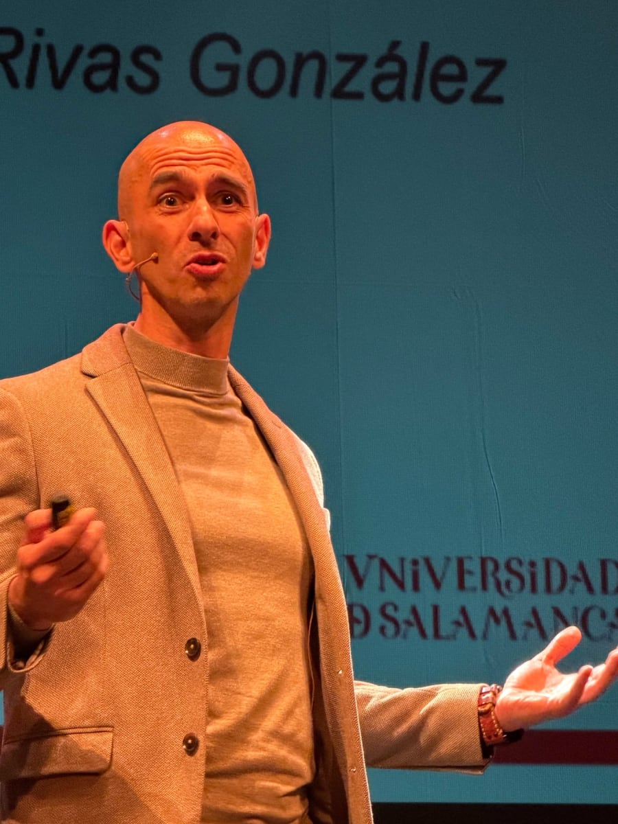 Un conferenciante, Dr. Raúl Rivas González, en el escenario del MUY Science Fest 2025 en Salamanca, gesticulando mientras habla a la audiencia, con un fondo azul donde se menciona su afiliación a la Universidad de Salamanca.