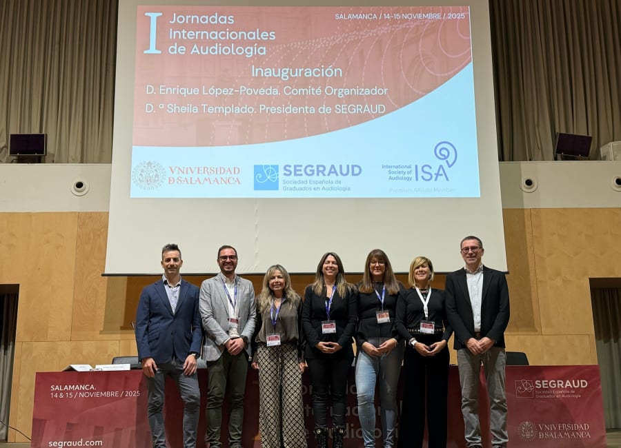 Inauguración de las I Jornadas Internacionales de Audiología en Salamanca, con miembros del comité organizador posando en el escenario.