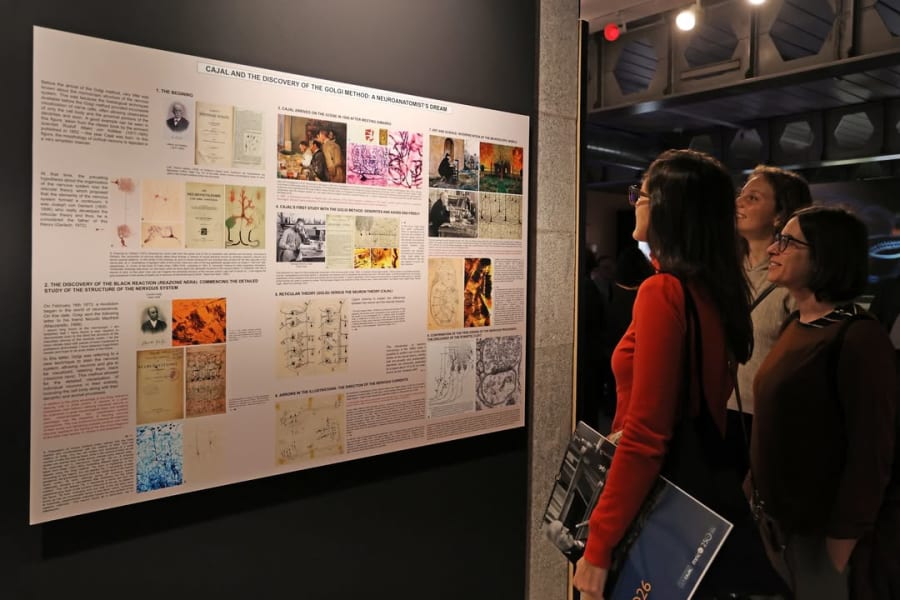 Exposición sobre Cajal y el descubrimiento del método de Golgi, donde se ven imágenes y textos informativos acerca de la neuroanatomía.