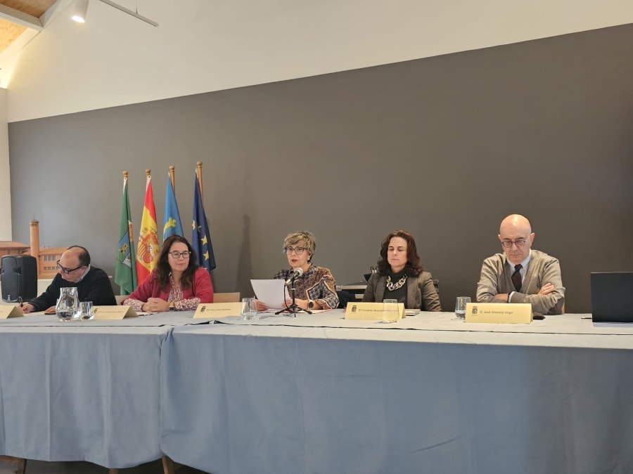 Mesa redonda en el Museo de la Mina de Arnao, donde varios ponentes presentan sus discursos sobre la figura de Santiago Ramón y Cajal y la ciencia.