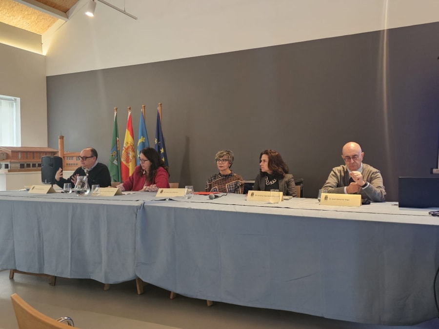 Panel de expertos en un evento sobre ciencia y legado, con cuatro ponentes sentados detrás de una mesa, presentando en el Museo de la Mina de Arnao.