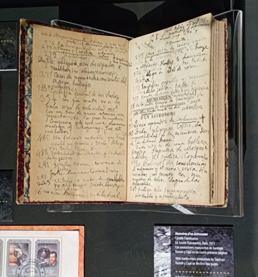 Memorias de un Astrónomo de Flammarion repleto de anotaciones de Cajal
