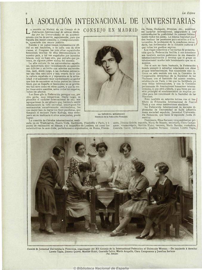 Imagen de un grupo de mujeres en una reunión del Consejo en Madrid de la Asociación Internacional de Universitarias. Las mujeres, ataviadas con ropa de estilo de la época, se encuentran sentadas y de pie alrededor de una mesa, enfocadas en una actividad. Al fondo, se ven detalles arquitectónicos antiguos de la sala.