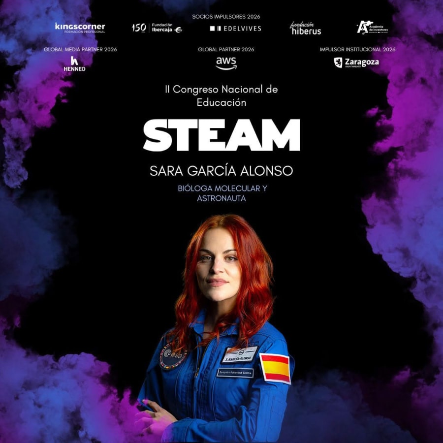 Imagen del II Congreso Nacional de Educación STEAM con Sara García Alonso, una bióloga molecular y astronauta, vestida con un traje de astronauta azul, frente a un fondo de nubes de colores.