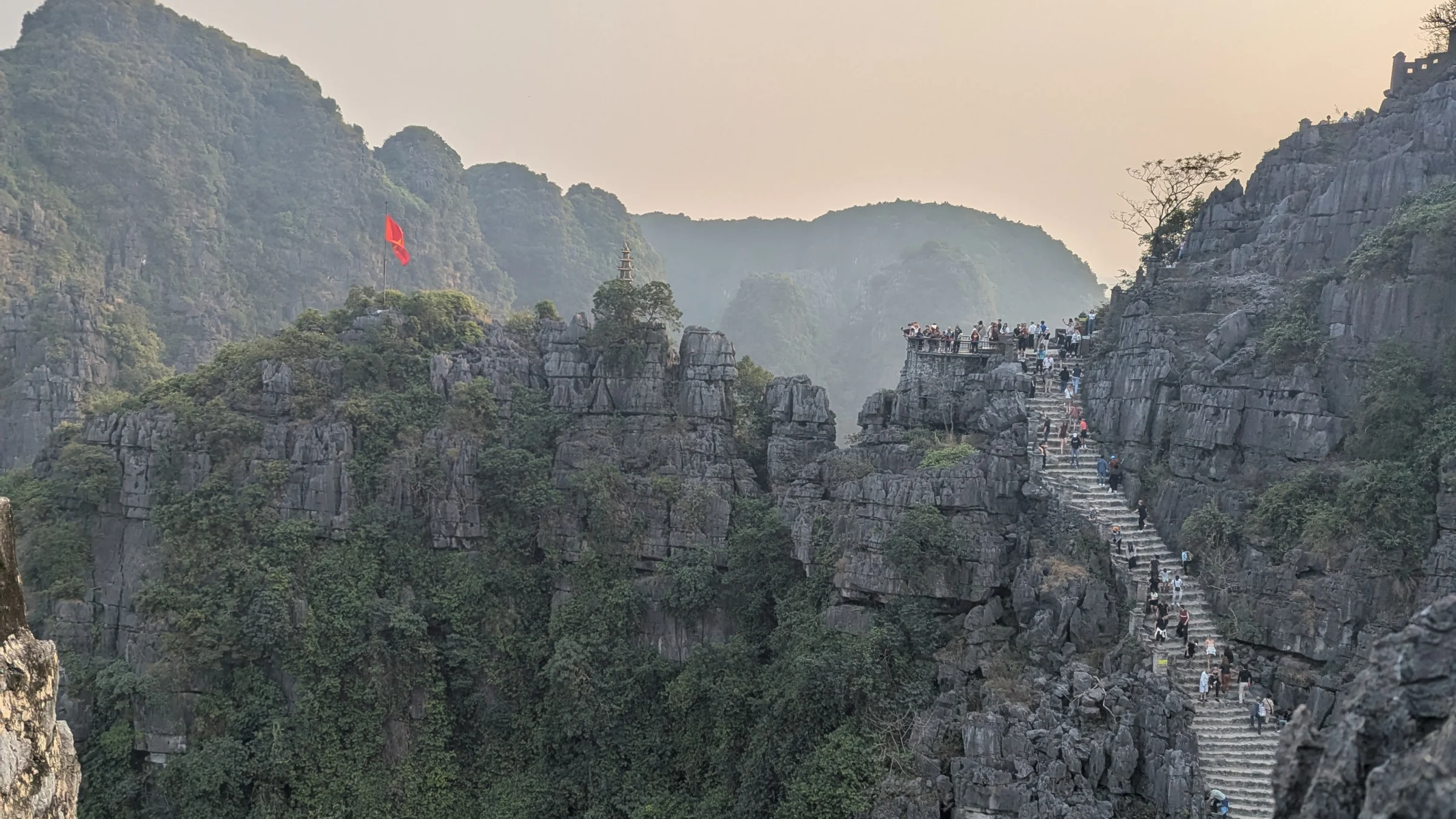 Uitzicht boven op de mua cave bij zonsondergang