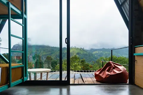Hostel terras in Sri Lanka met uitzicht op groene bergen, beste hostels Sri Lanka