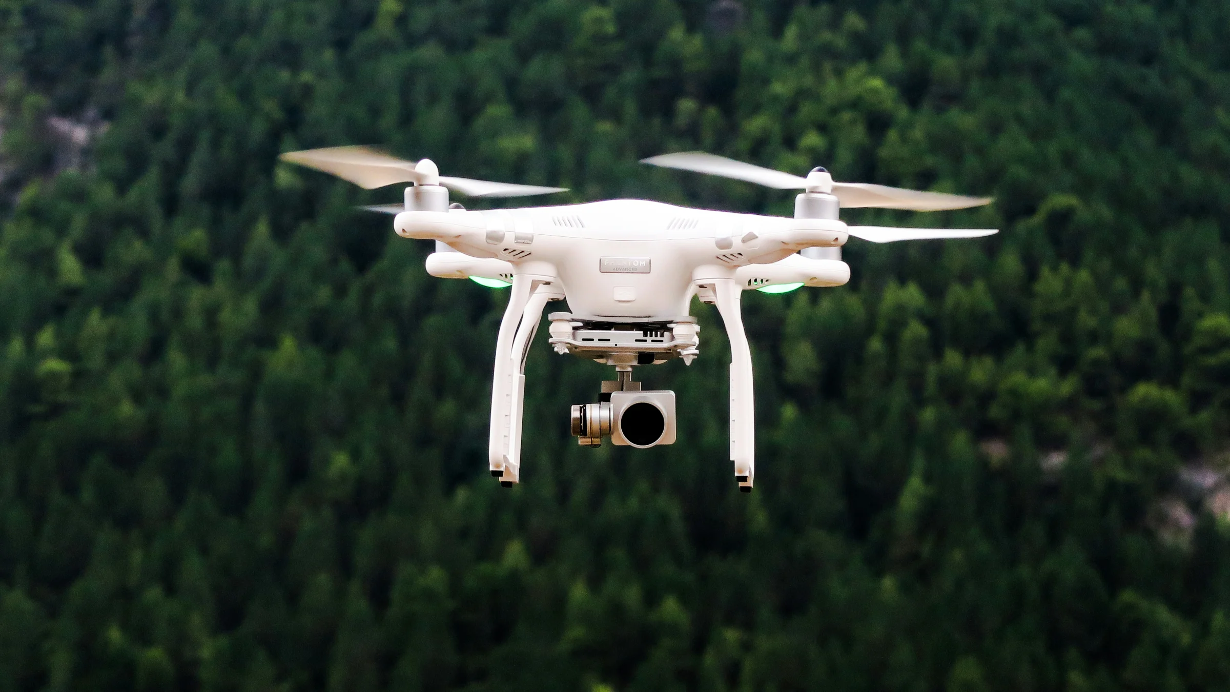 Drone meenemen naar Sri Lanka: camera-drone in de lucht boven bosrijk heuvellandschap