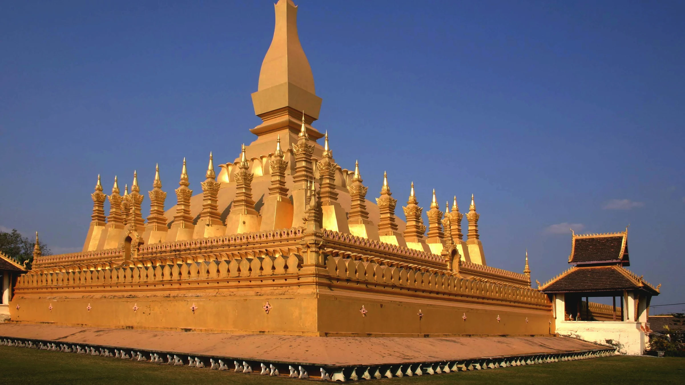 Patuxai overwinningsboog in Vientiane, Laos, tegen een blauwe lucht