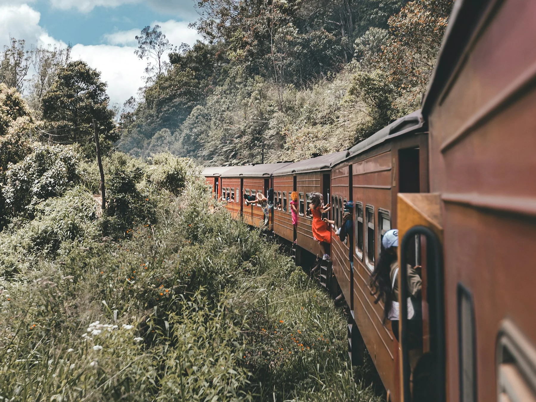 Trein door de groene heuvels tussen Nanu Oya en Ella in Sri Lanka
