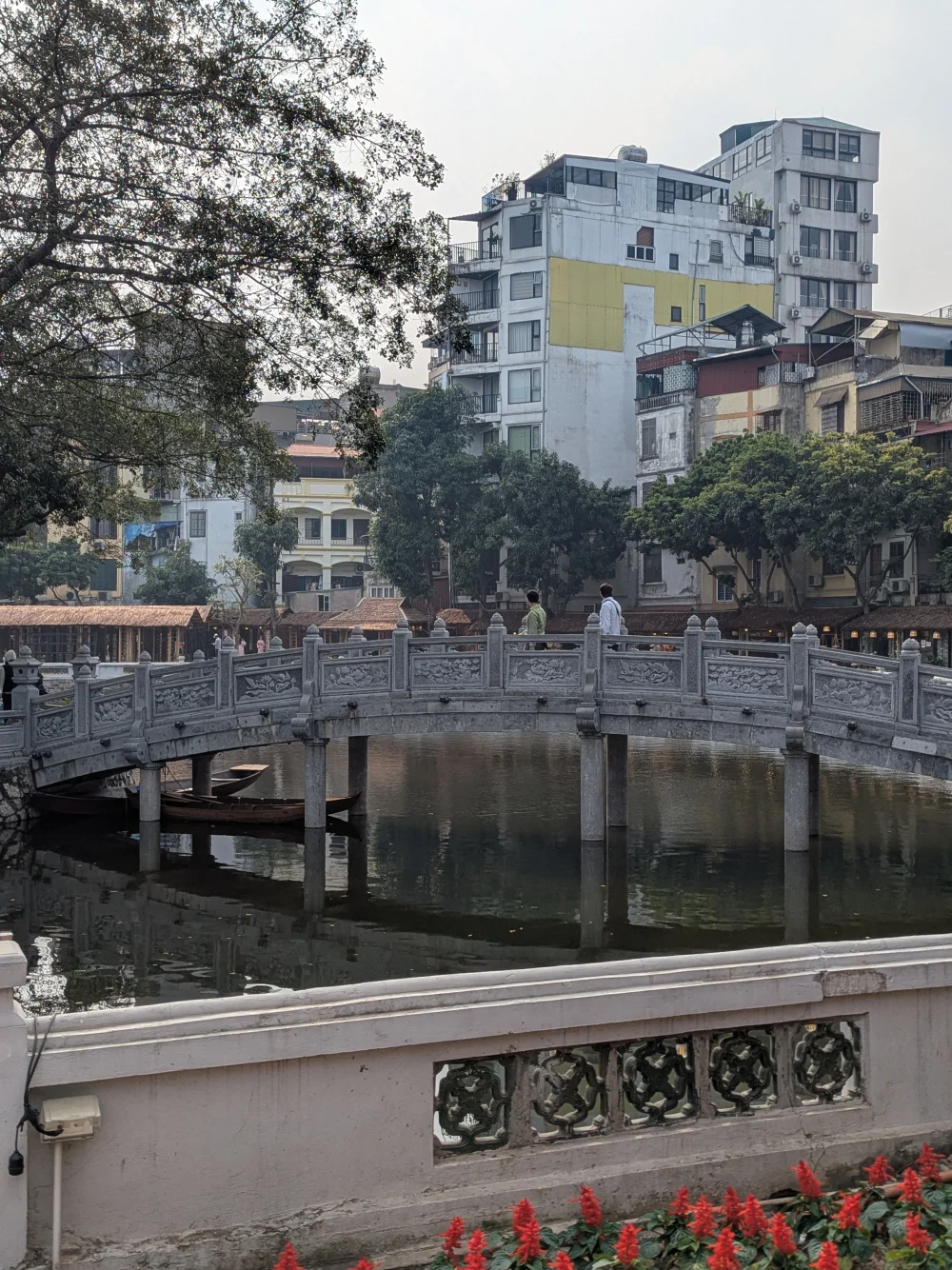 Brug vlak voor de Tempel van de Literatuur