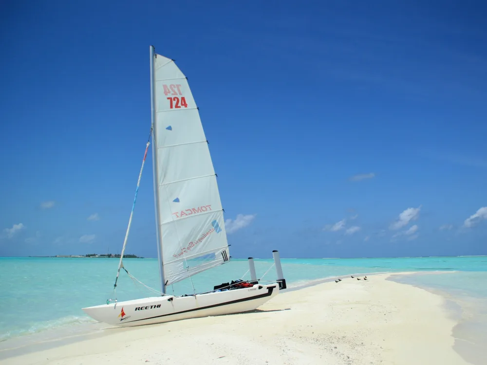 Zeilboot op een wit strand op de Malediven