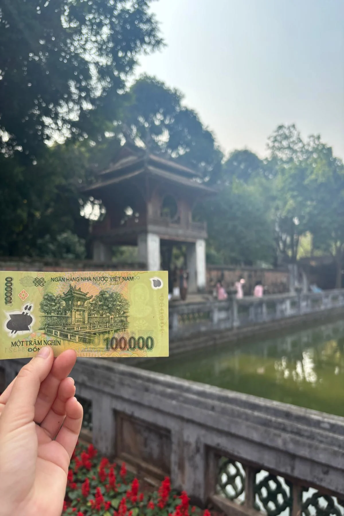 Briefje 100.000 VND met de afbeelding van de Tempel van de Literatuur