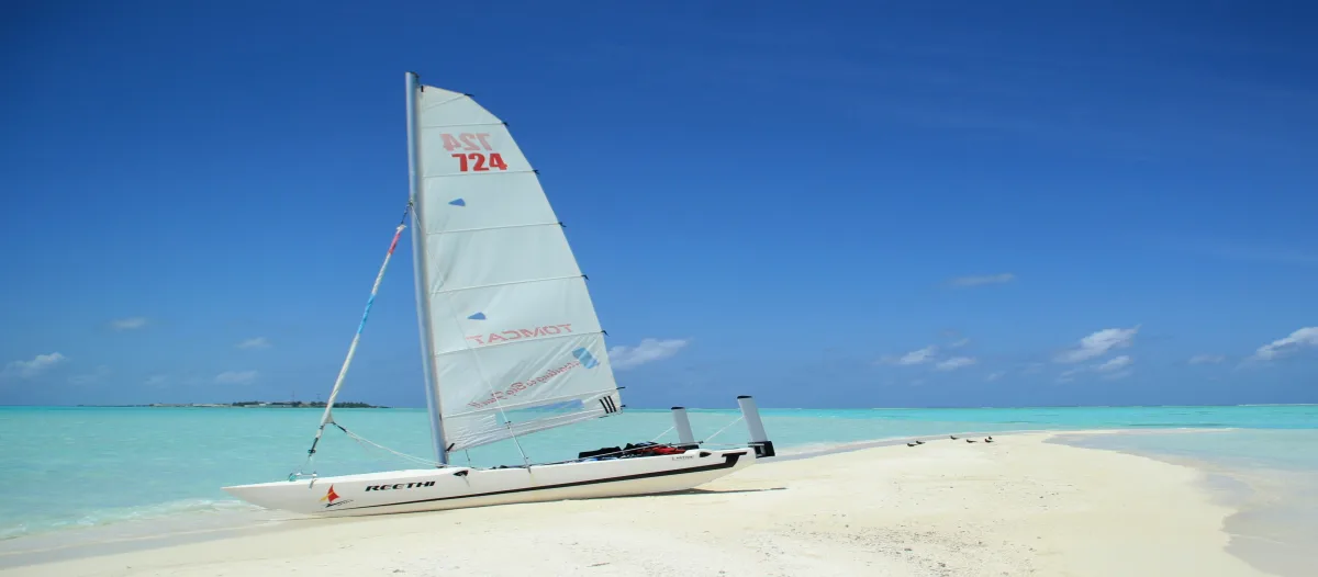 Zeilboot op een wit strand op de Malediven