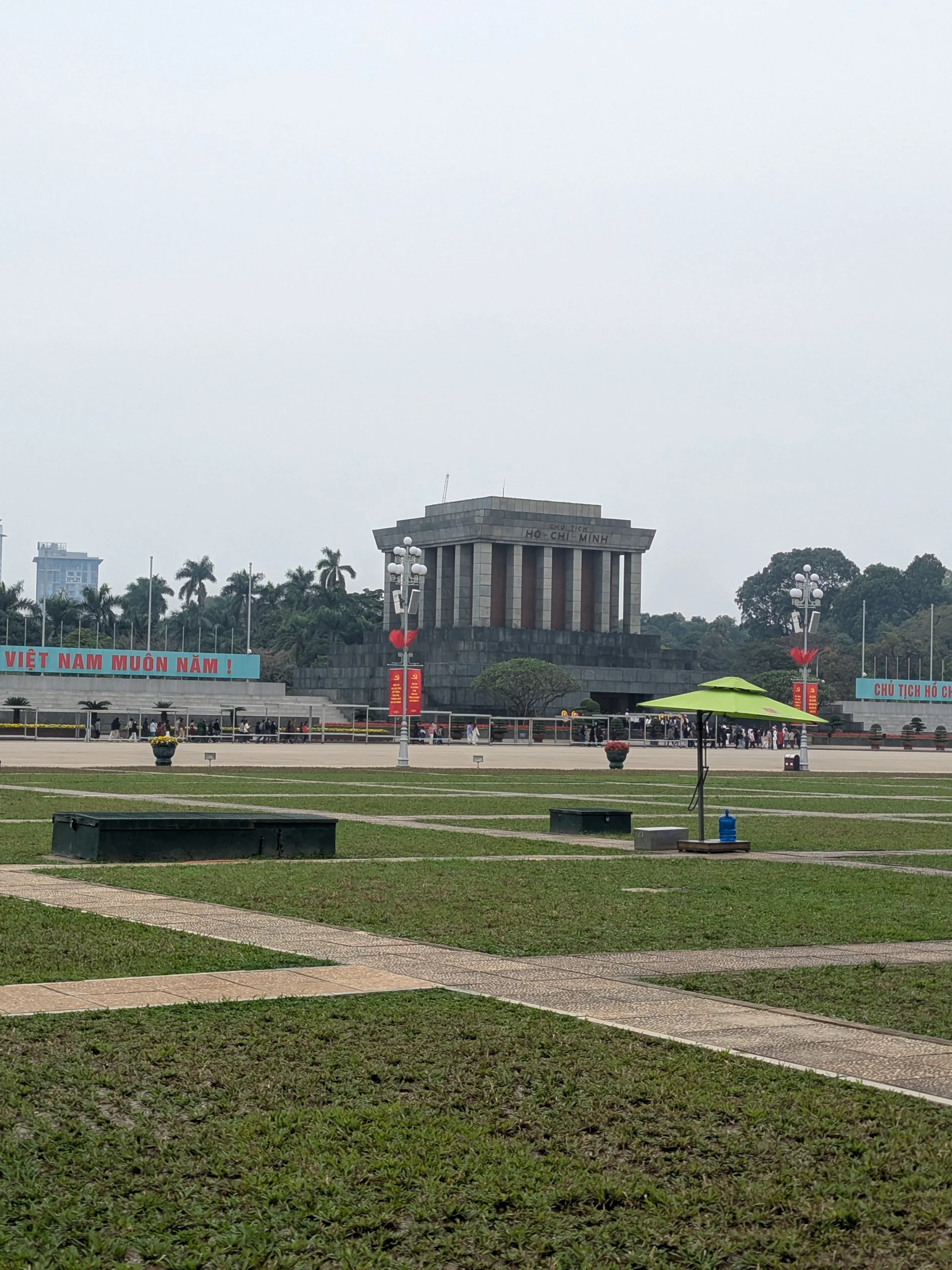 Ho Chi Minh mausoleum van veraf