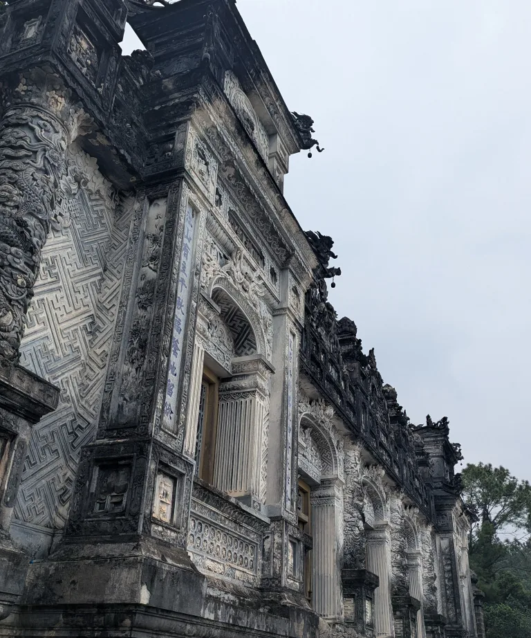 Buitenkant van de tombe van Khai Dinh in Hue, Vietnam