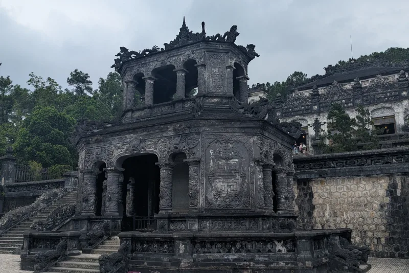 Keizerlijke graftombe van Hue Vietnam met stenen beelden en boogpoort