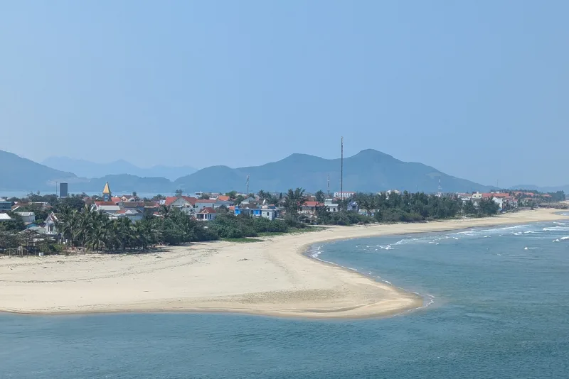 Uitzicht op de kust bij de Hai Van Pass, Vietnam