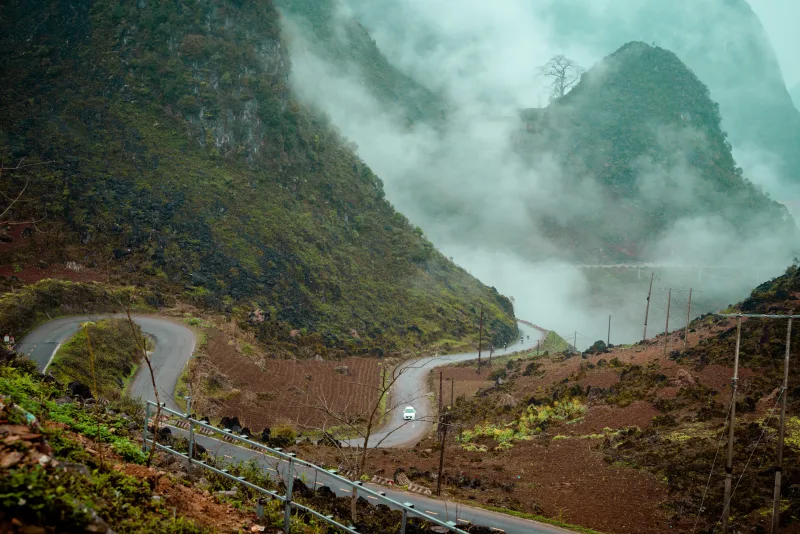 Kronkelende bergweg door groene valleien in Ha Giang, Vietnam