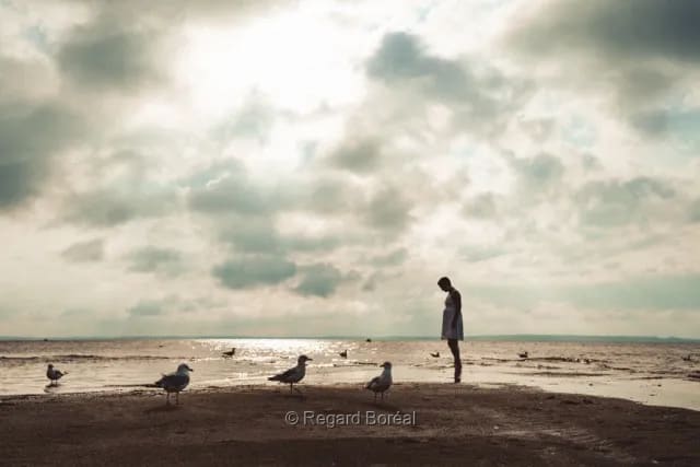 Femme. Plage. Contemplation. Sérénité. Pleine conscience. Oiseaux. Été au Québec. Laurentides. Région du Québec - Julia Agnes - Regard Boréal
