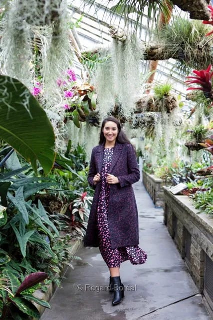 Femme. Plantes. Serres. Jardin. Fleurs. Botanique. Joyeuse - Regard Boréal
