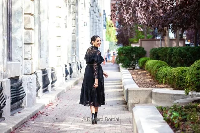 Femme. Promenade. Ville. Jardin. Joyeuse. Montréal - Regard Boréal