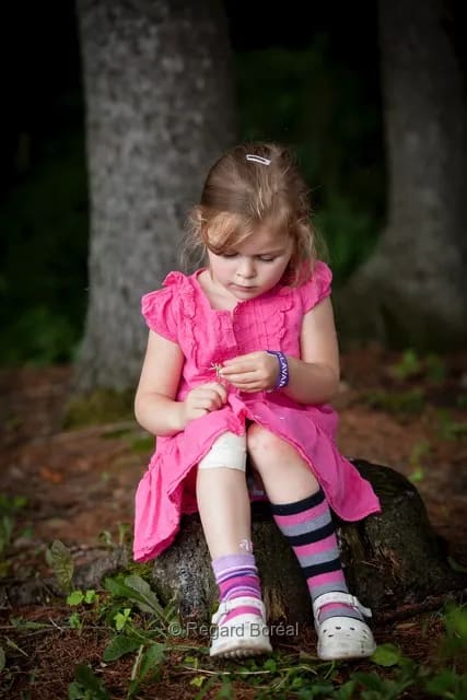 Fille. Forêt. Enfant. Exploration. Été au Québec - Regard Boréal
