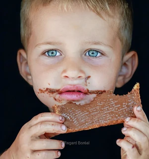 Garçon. Tartinade au chocolat. Petit déjeuner. Regard. Enfant - Regard Boréal