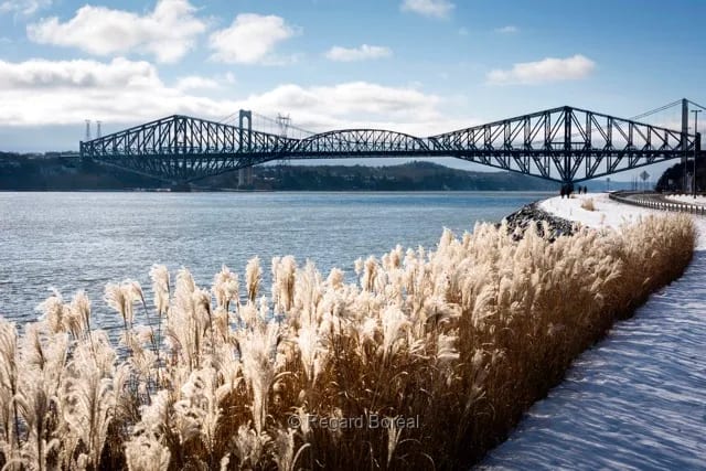 Pont. Fleuve. Paysage du Québec. Hiver au Québec. Neige. Québec - Regard Boréal
