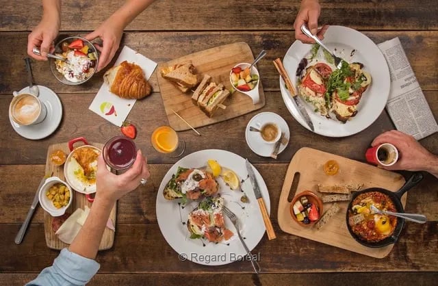 Brunch. Partage. Croissants. Café. Repas. Plaisir - Regard Boréal