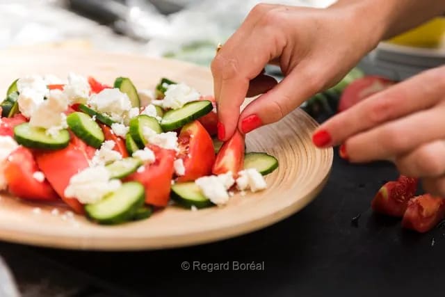 Salade. Picnic. Été au Québec. Lunch. Tomates. Concombre. Partage - Regard Boréal