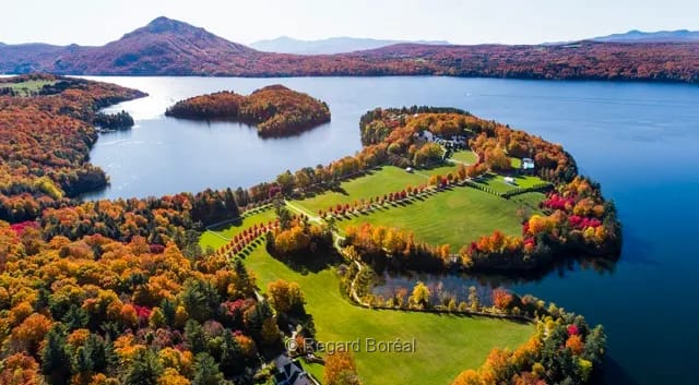 Drone. Lac. Automne. Paysage du Québec. Couleurs. Estrie. Région du Québec - Regard Boréal