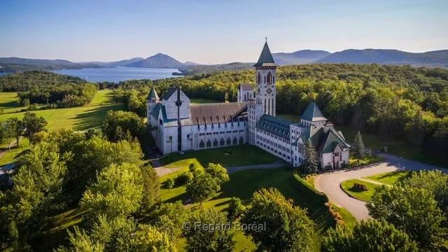 Drone. Patrimoine. Monastère. Histoire. Religion. Estrie. Région du Québec - Regard Boréal