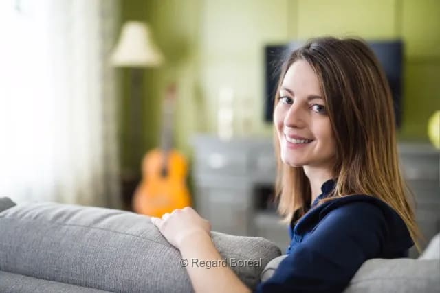 Femme. Sourire. Guitare. Musicienne. Détente - Louis-Paul St-Onge - Regard Boréal