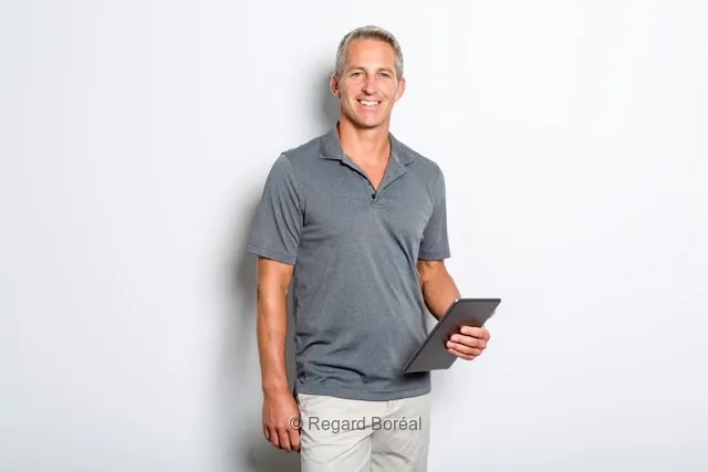 Homme d'affaire. Tablette. Confiance. Sourire. Entrepreneur - Louis-Paul St-Onge - Regard Boréal