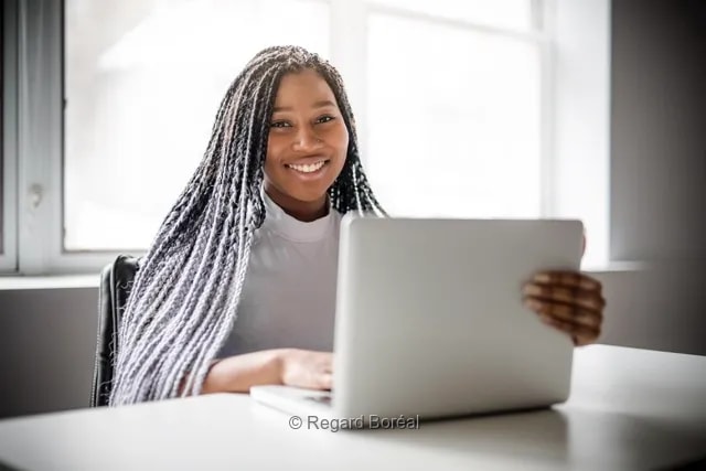 Adolescente. Laptop. Réseaux sociaux. Technologie. Écran. Sourire. Étudiante. École - Louis-Paul St-Onge - Regard Boréal