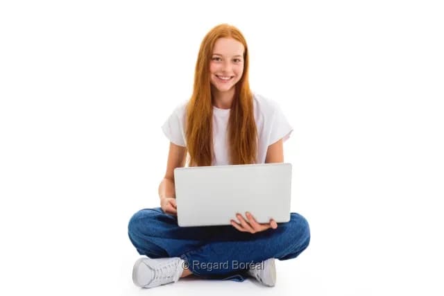 Femme. Étudiante. Télétravail. Laptop. Apprentissage - Louis-Paul St-Onge - Regard Boréal